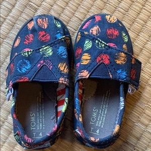 TOMS Tiny Alpargata rainbow colourful canvas dots